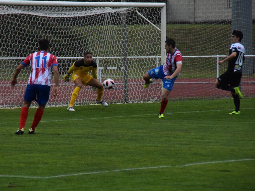 Javi Rodríguez presiona el despeje de uno de los defensas del Atlético Bembibre