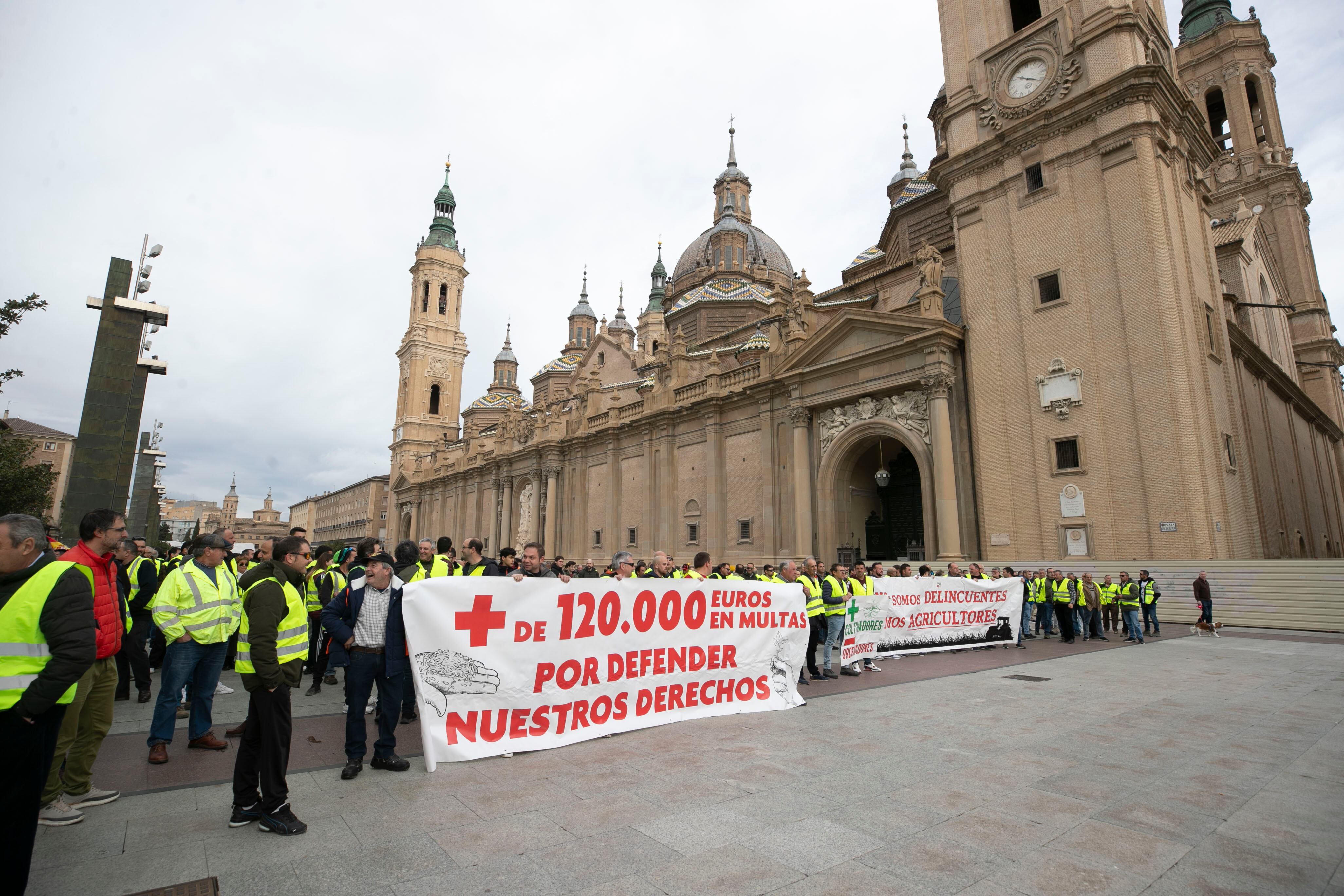 ZARAGOZA, 08/03/2024.- Los agricultores han llevado este viernes sus pancartas y su protesta hasta la plaza del Pilar de Zaragoza. EFE/ Javier Cebollada