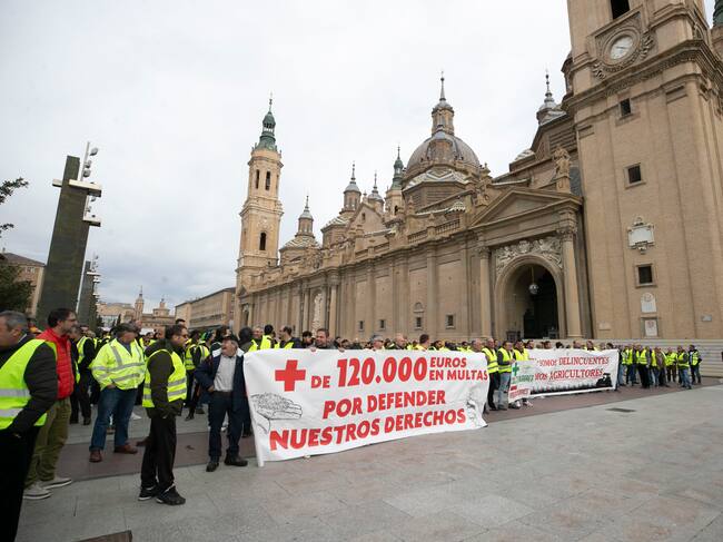 ZARAGOZA, 08/03/2024.- Los agricultores han llevado este viernes sus pancartas y su protesta hasta la plaza del Pilar de Zaragoza. EFE/ Javier Cebollada