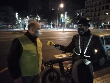 Miguel Sánchez nos atiende después de repartir las últimas bolsas de comida.