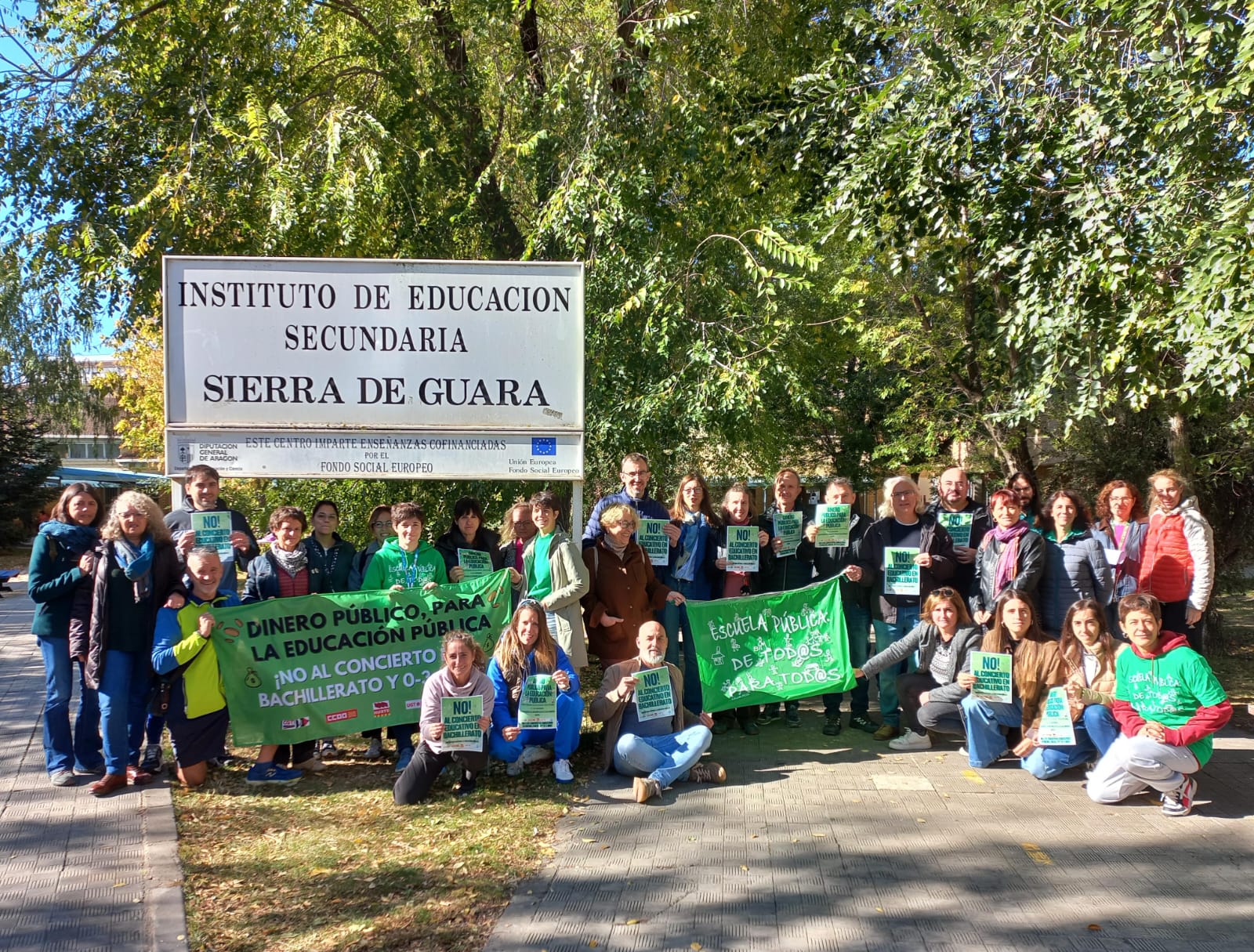 Concentración contra la concertación en Bachiller en el IES Sierra de Guara de Huesca