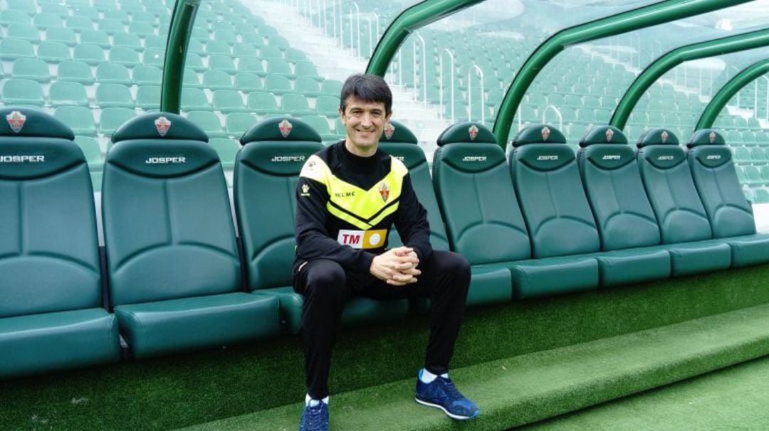 Pacheta en uno de los banquillos del estadio del Elche, el Martínez Valero