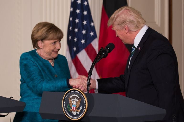 Donald Trump y la canciller alemana Angela Merkel, se saludan tras la rueda de prensa conjunta en la Casa Blanca en marzo de 2017