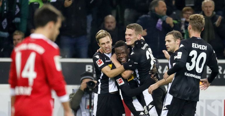 Los jugadores del Gladbach festejan uno de los goles del equipo germano