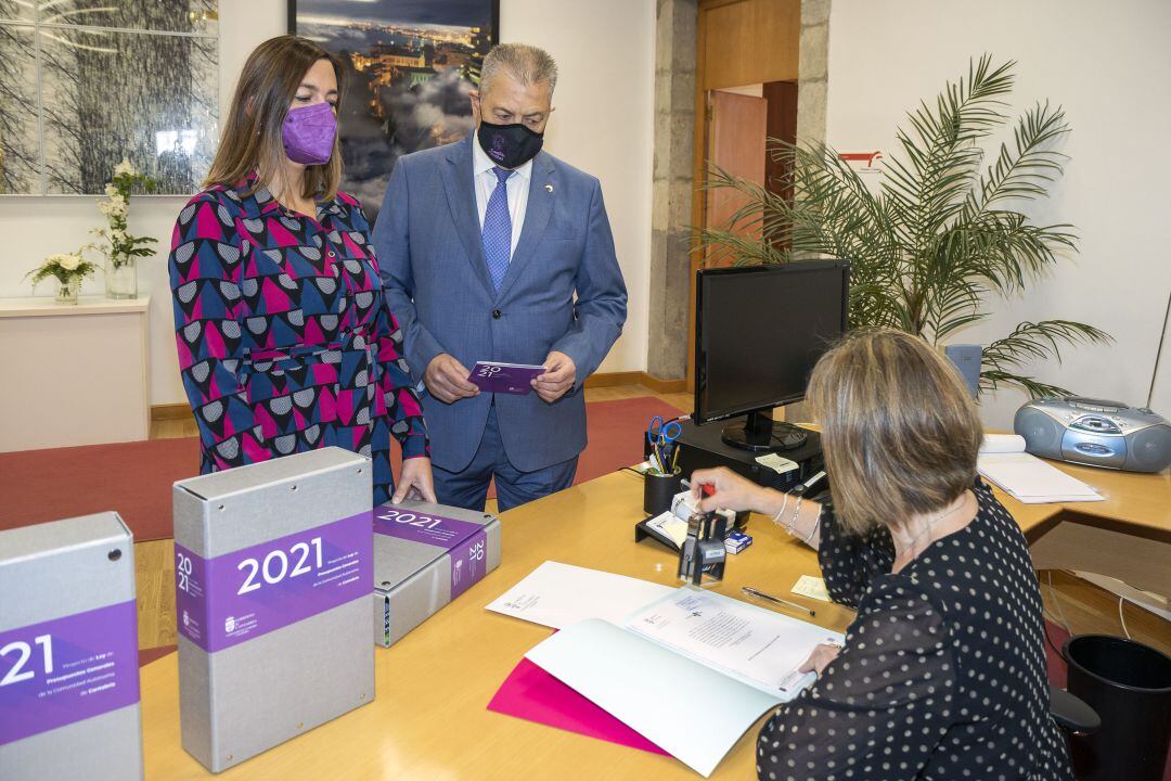 La consejera de economía, María Sánchez y el presidente del Parlamento, Joaquín Gomez, en el momento de registrar el documento presupuestario.