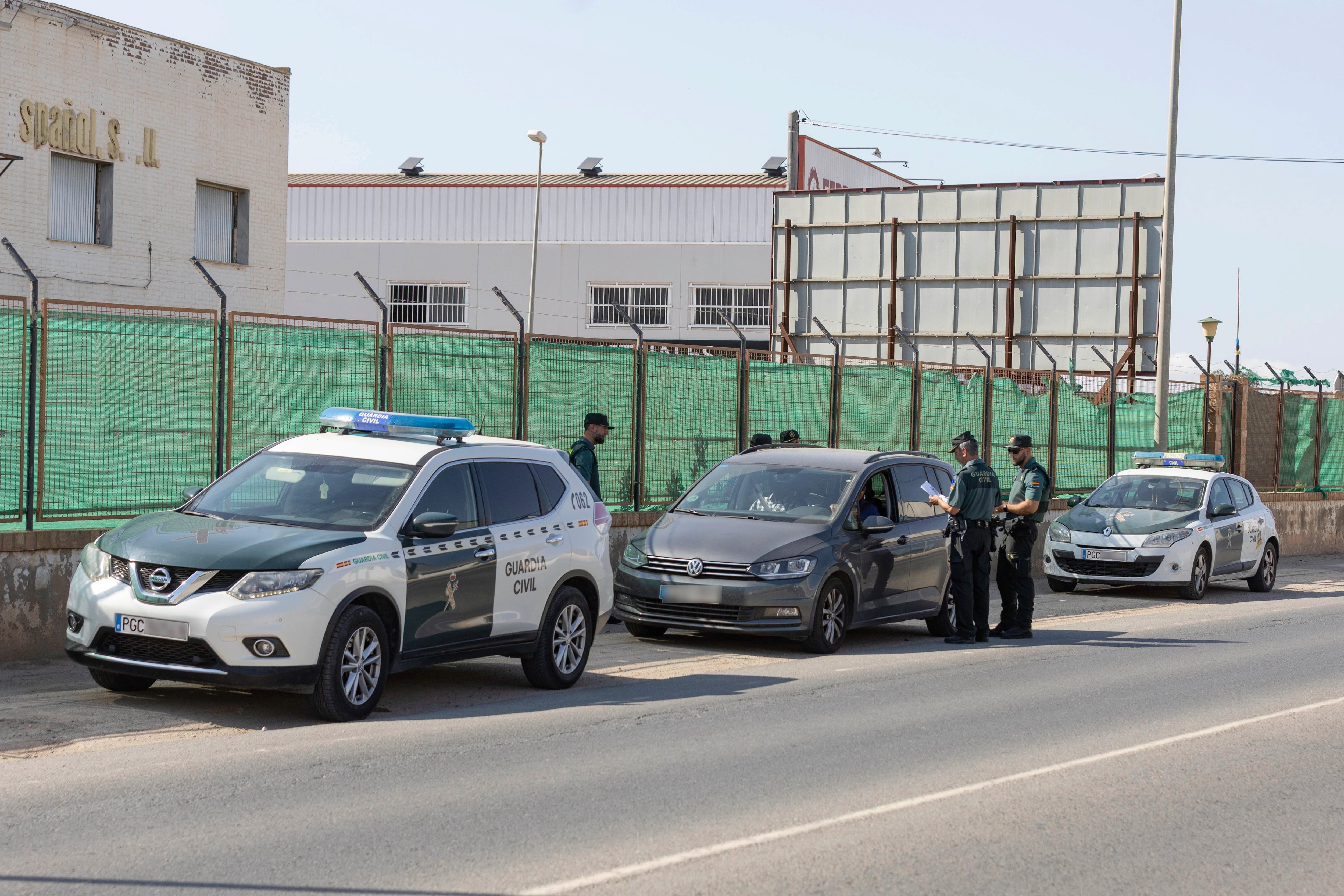TORRE PACHECO, (MURCIA), 17/07/2025.- Agentes de la Guardia Civil controlan el acceso a Torre Pacheco en todas las entradas al municipio. La localidad murciana de Torre Pacheco cumple seis días desde el inicio de los disturbios racistas organizados por grupos de ultraderecha. EFE/Marcial Guillén