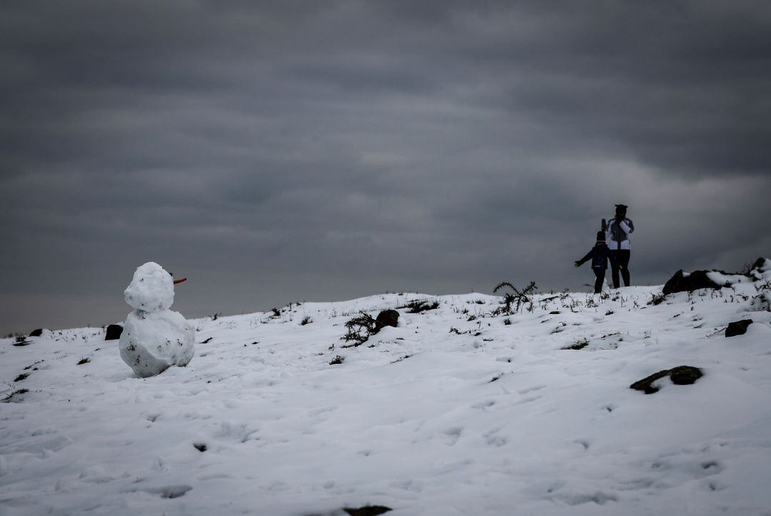 Numeroso donostiarras se han acercado al monte Jaizkibel, en la vecina localidad de Lezo, para disfrutar de las primeras nevadas.