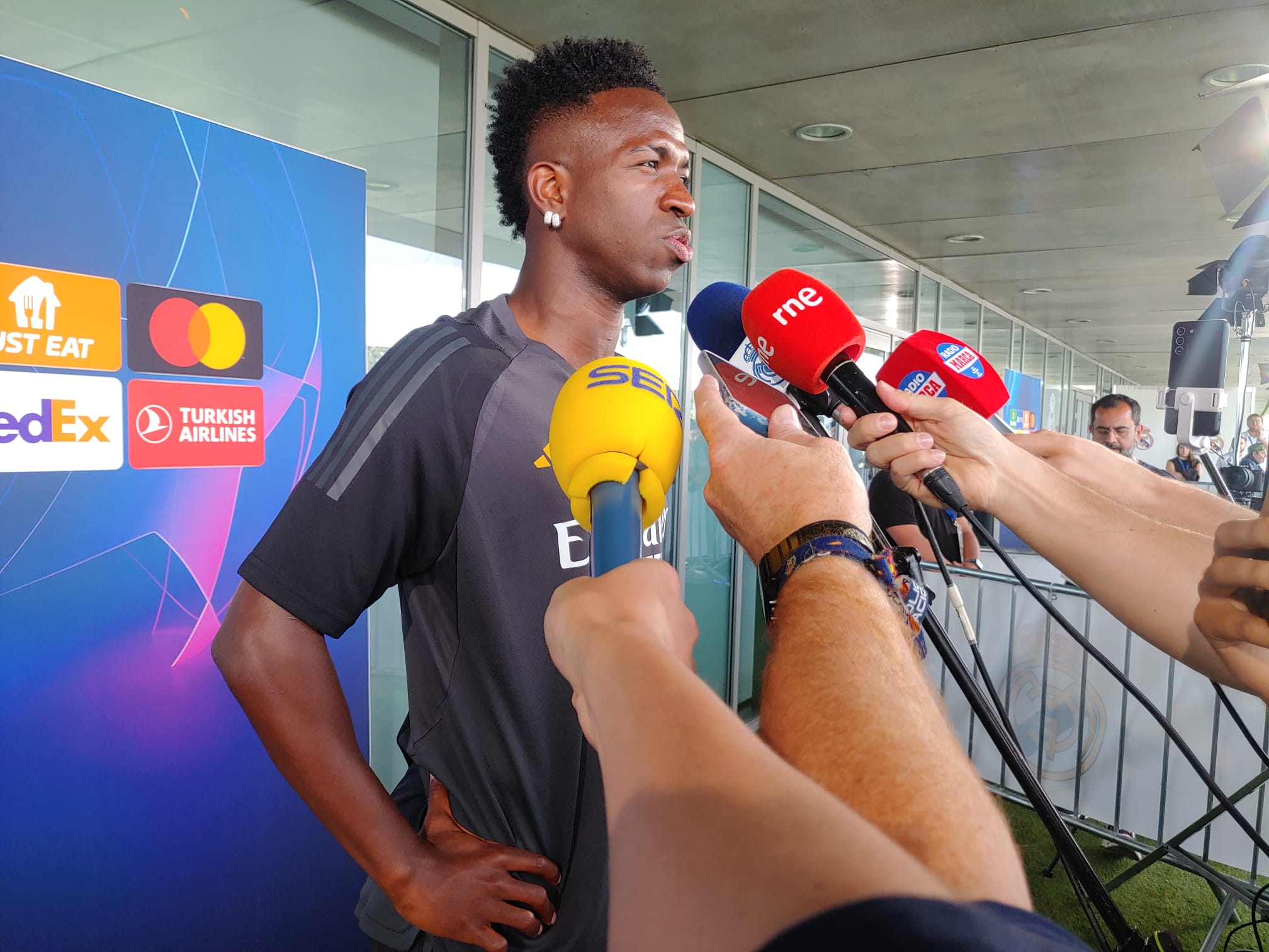 Vinicius atiende a los medios de comunicación en el &#039;Media Day&#039; del Real Madrid