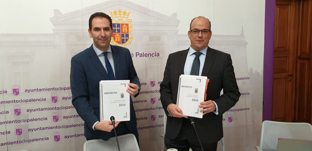 El alcalde de Palencia, Mario Simón (izda.) y el concejal de Hacienda, Luis Miguel Cárcel (dcha.) en la presentación del presupuesto