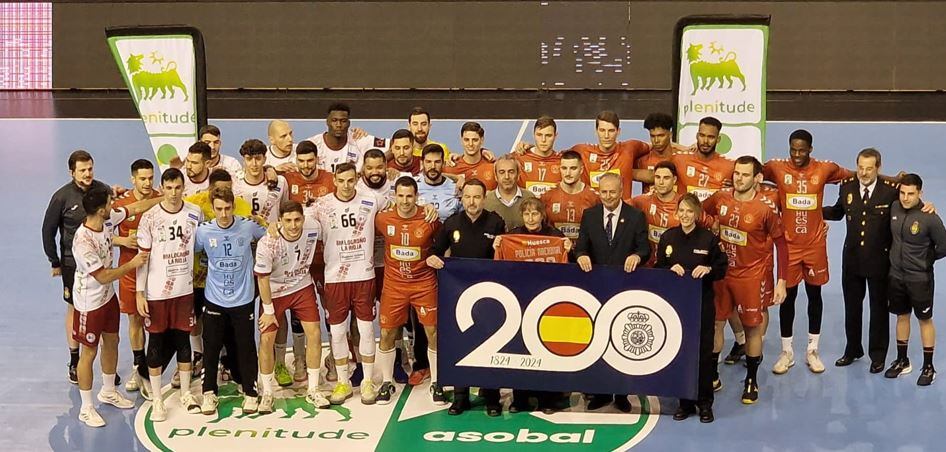 Homenaje del BM Huesca, BM Logroño y los colegiados a la Policía Nacional