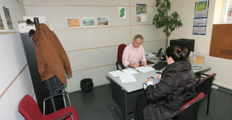 Una usuaria siendo atendida por el servicio ISS prestado desde el Ayuntamiento de Tres Cantos