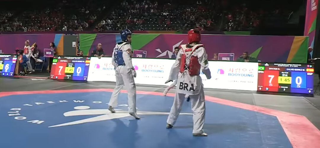 Momento del combate entre Marta Calvo (azul) y la brasileña Santos (rojo) en el Manchester Arena.