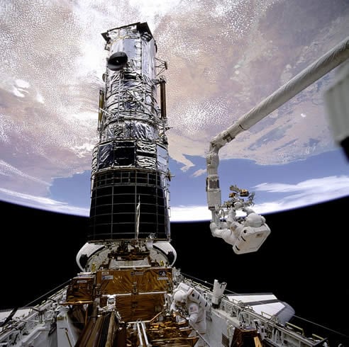 Astronauta F. Story Musgrave realizando labores de reparación del telescopio Hubble en una misión de 1993.