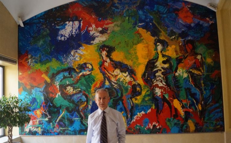 Ródenas, junto al mural, obra de Pepe Lucas, que cuelga en el Palacio Fontes, sede de la CHS