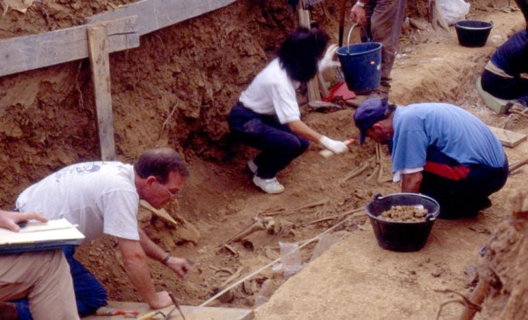 Exhumación de &#039;Los trece de Priaranza&#039;, hace 16 años. Fue la primera fosa de la Guerra Civil abierta con métodos científicos y que fue el germen de la Asociación para la Recuperación de la Memoria Histórica (ARMH). Fotografía cedida por la ARMH  
 