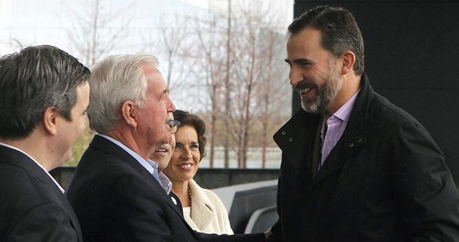 El Príncipe de Asturias, Felipe de Borbón, saluda al presidente de la comisión de evaluación del Comité Olímpico Internacional (COI), el británico sir Graig Reedie
