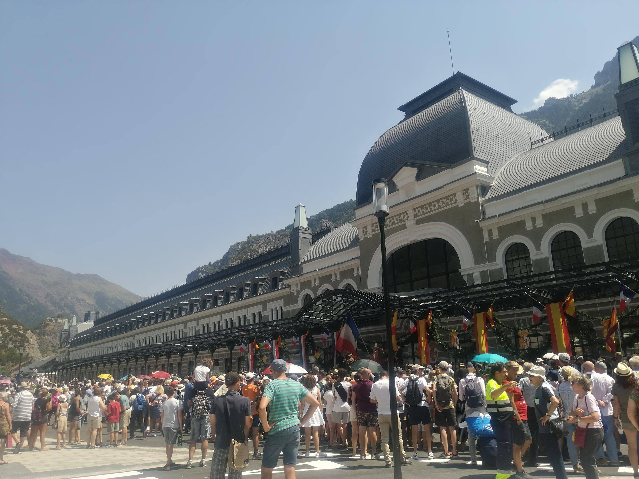 La Estación de Canfranc, ya remodelada, se engalanaba en 2022 para recrear su inauguración