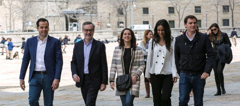 Parte de los miembros de la dirección de Ciudadanos antes de visitar el monasterio de El Escorial el pasado 20 de abril