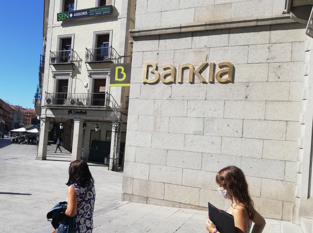 Oficinas de Bankia y Caixabank a escasos metros en la Avenida del Acueducto de Segovia