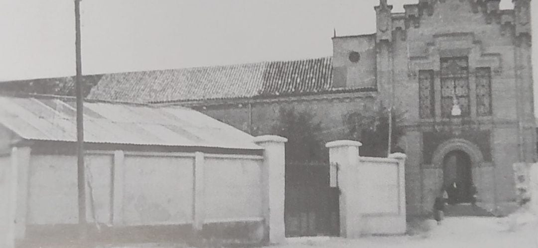 Imagen de 1939 del convento, posterior centro municipal de cultura y anterior sede de la Compañía de Guardias Jóvenes 