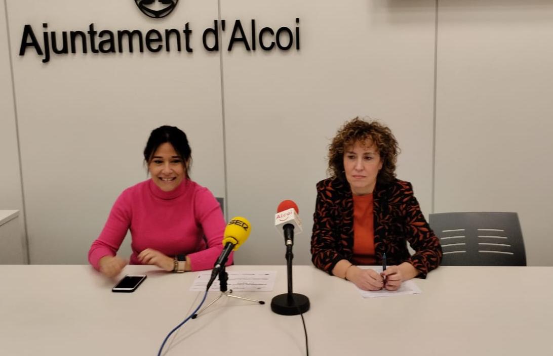 Lorena Zamorano, edil de Administración Pública, y Julia Company, secretaria de la Cámara de Alcoy, presentando el taller sobre contratación pública.
