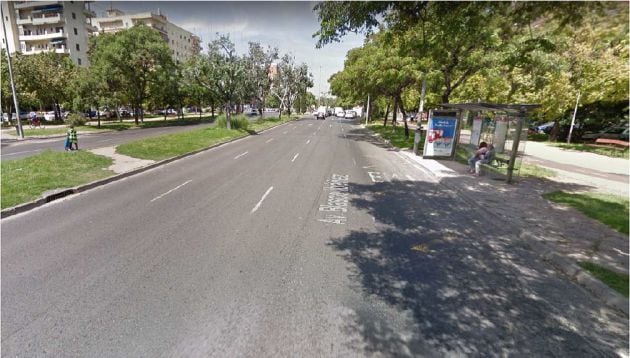 Avenida de Blasco Ibáñez, 73. Acceso para bus EMT sin señalización peatonal ni elementos disuasorios en seto central para impedir el paso inadecuados de peatones