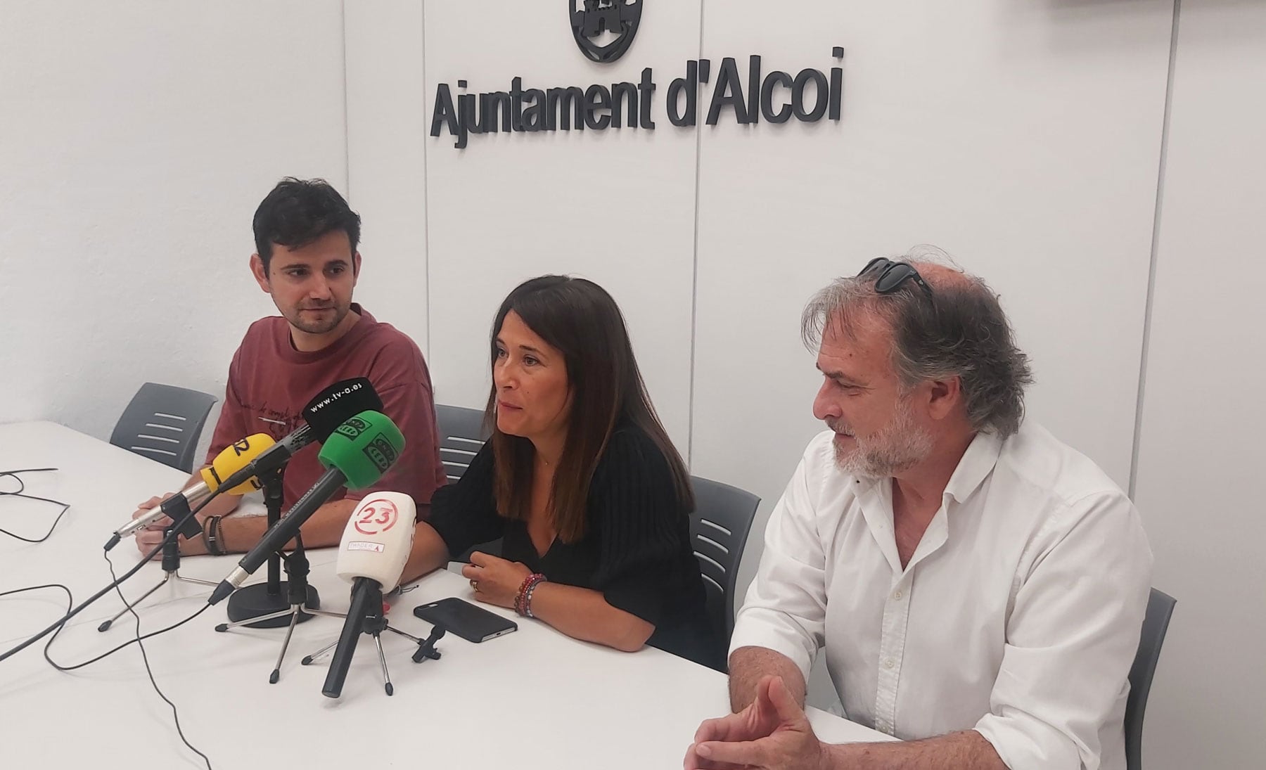 Jorge Hinojosa, Lorena Zamorano y Xavi Mira, durante la presentación a los medios de la primera proyección en Alcoy de &#039;Insurrección&#039;