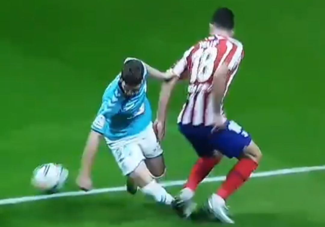 Momento en el que Brasanac cae derribado dentro del área