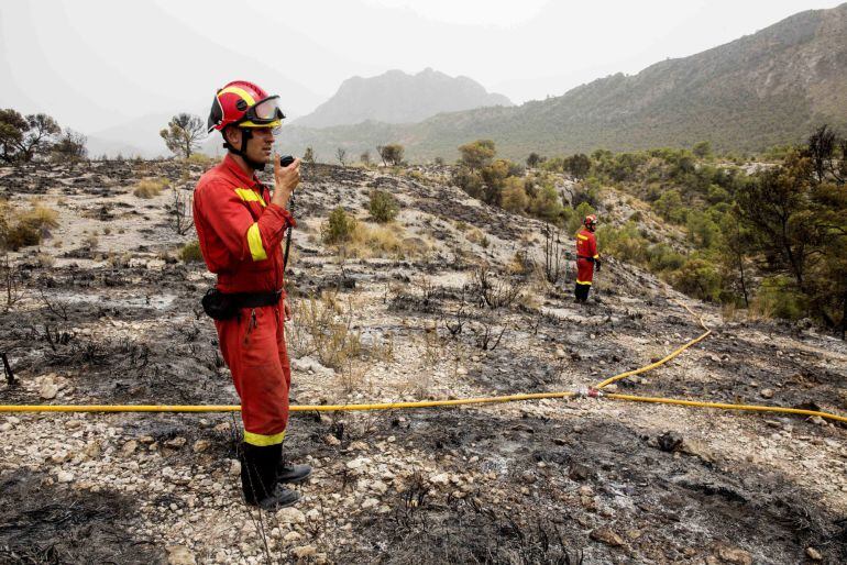 GRA247. CIEZA (MURCIA), 07/08/2015.- Dos militares de la Unidad Militar de Emergencias (UME) durante las labores de extición del incendio de la sierra del Almochón, Cieza (Murcia). EFE/Marcial Guillén