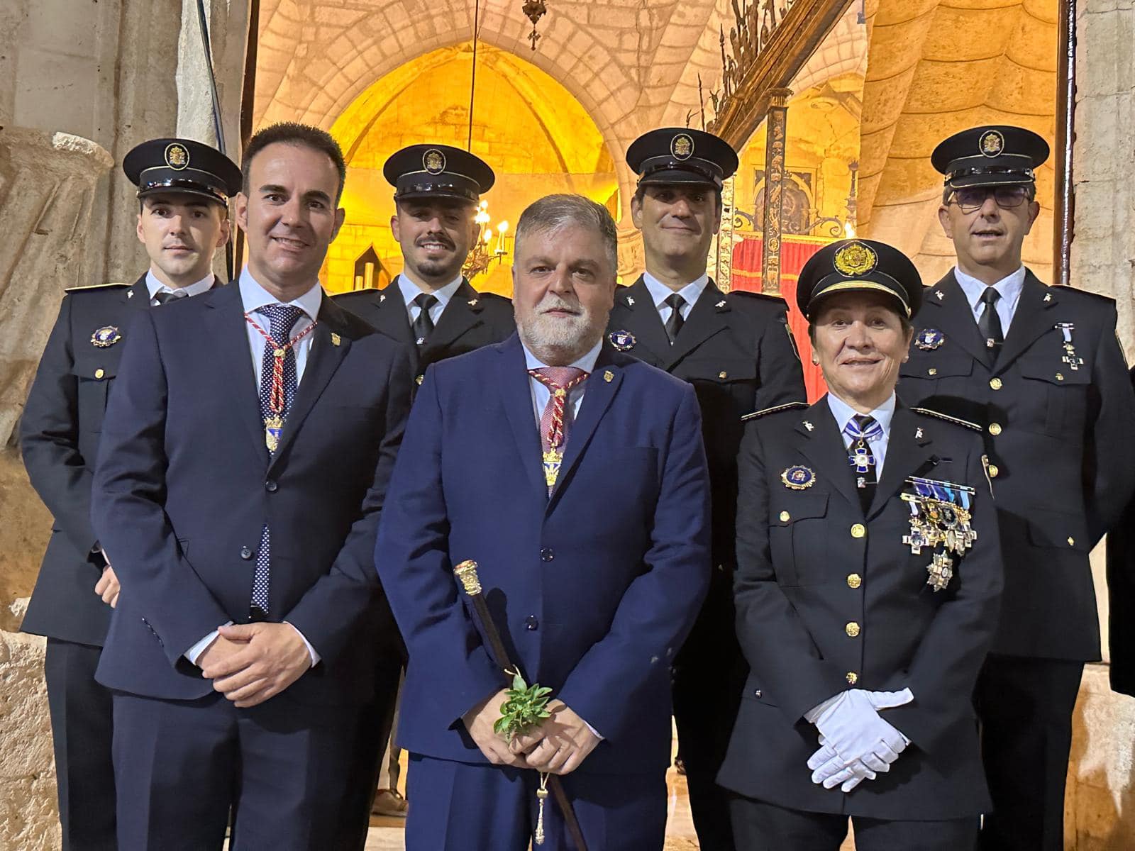 Alcalde y concejal con agentes de la policía local