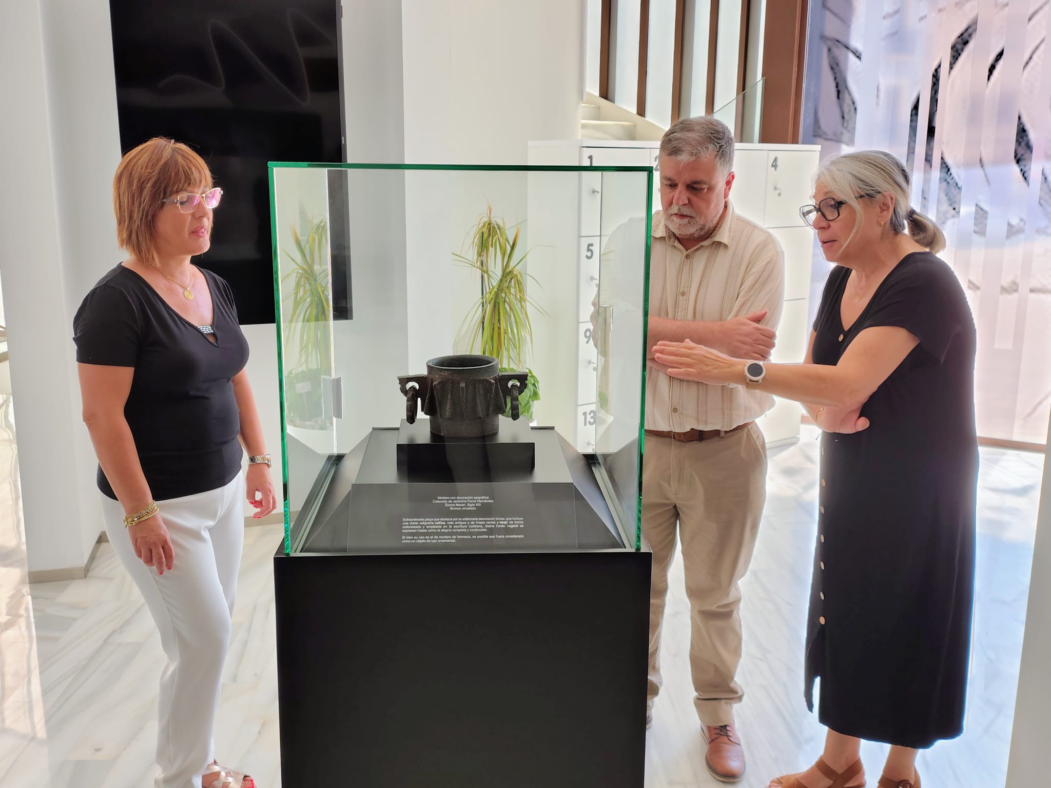 La pieza exhibida se muestra a la entrada del Museo