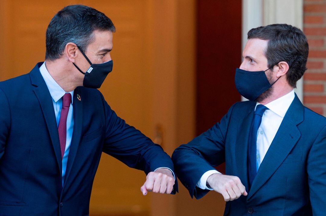 El presidente del Gobierno, Pedro Sánchez, y el líder del PP, Pablo Casado