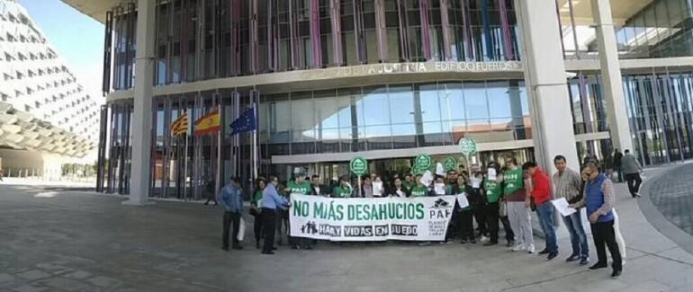 La Plataforma de Afectados por la Hipoteca, en una protesta por un desalojo en la Ciudad de la Justicia