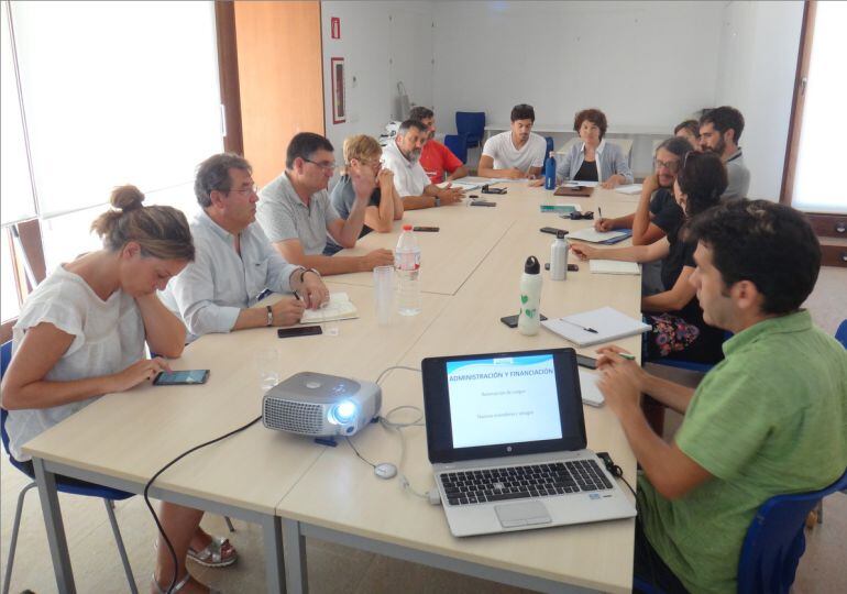 Miembros de la Alianza y representantes políticos celebran la asamblea de la asociación