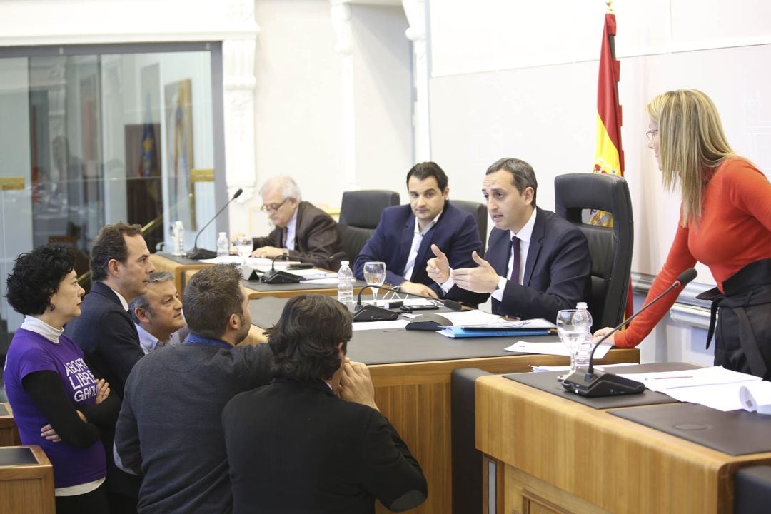 El presidente de la Diputación, el popular César Sánchez (c), rodeado de los portavoces de los cinco grupos durante un pleno de la anterior legislatura.