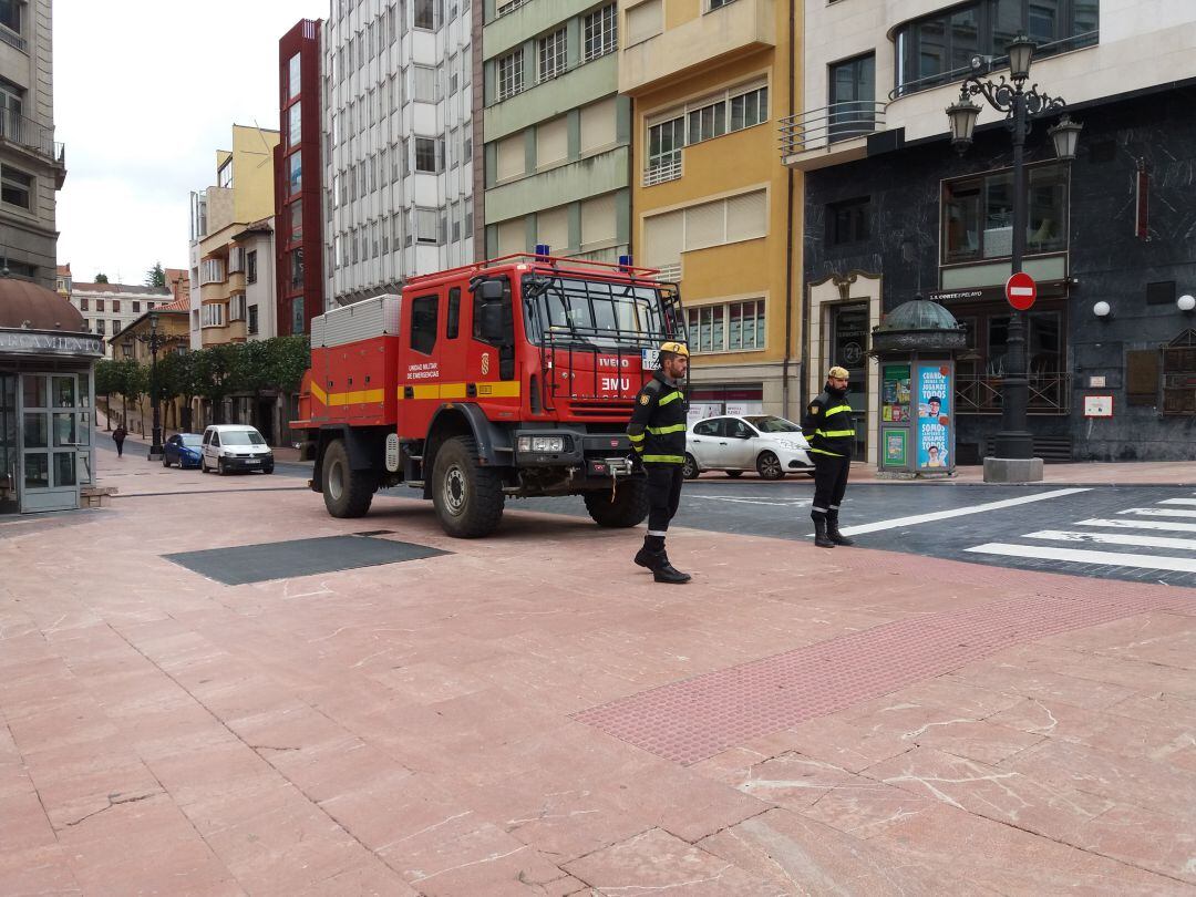 Los efectivos de la UME desplegados en la Plaza de La Escandalera.