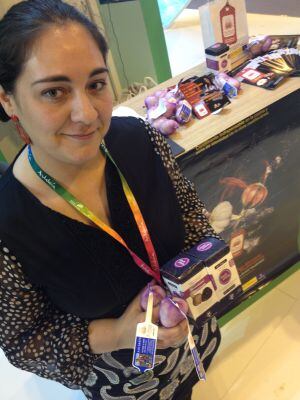 Dolores Suárez, de la IPG Ajo Morado de Las Pedroñeras, en Fitur.