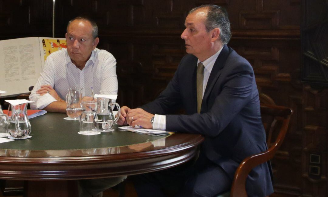 Ismael Saez (UGT) y Salvador Navarro (CEV) en una reunión celebrada en el Palau de la Generalitat