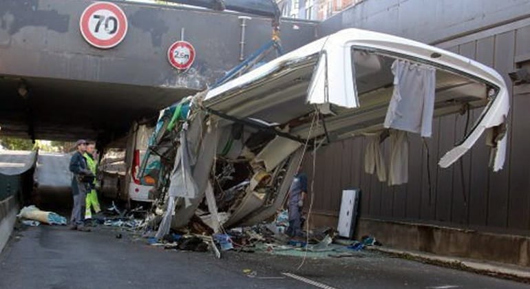 Fotografía de los restos del autobús accidentado