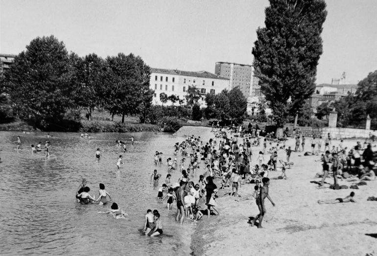 Así era la playa artificial del Sotillo en 1966