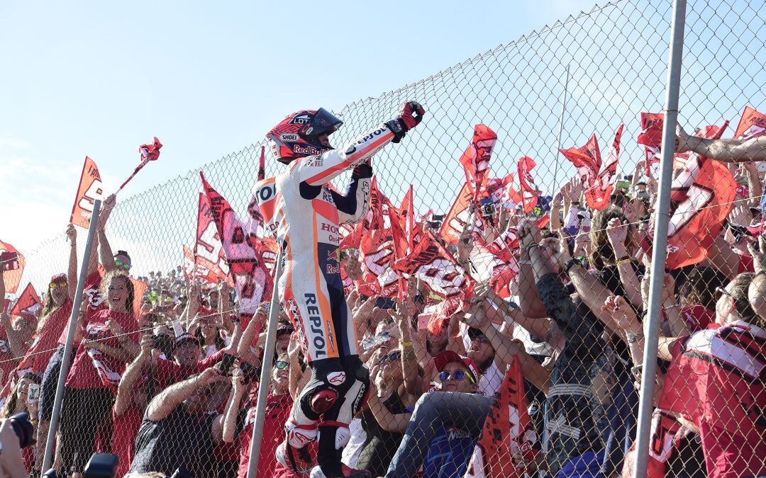 Marc Márquez celebra la victoria con la afición en Cheste