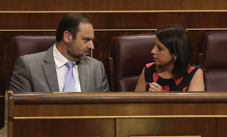 El portavoz provisional del PSOE en el Congreso, José Luis Ábalos (i), conversa con la diputada socialista Adriana Lastra d