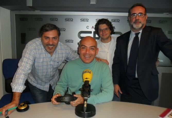 Kike Sarasola con Alberto Granados, Fernando Berlín y Pablo Batlle