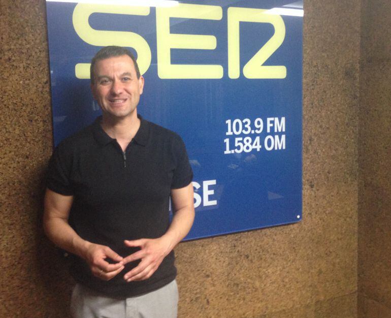 Ignacio Gómez en los estudios de Radio Ourense