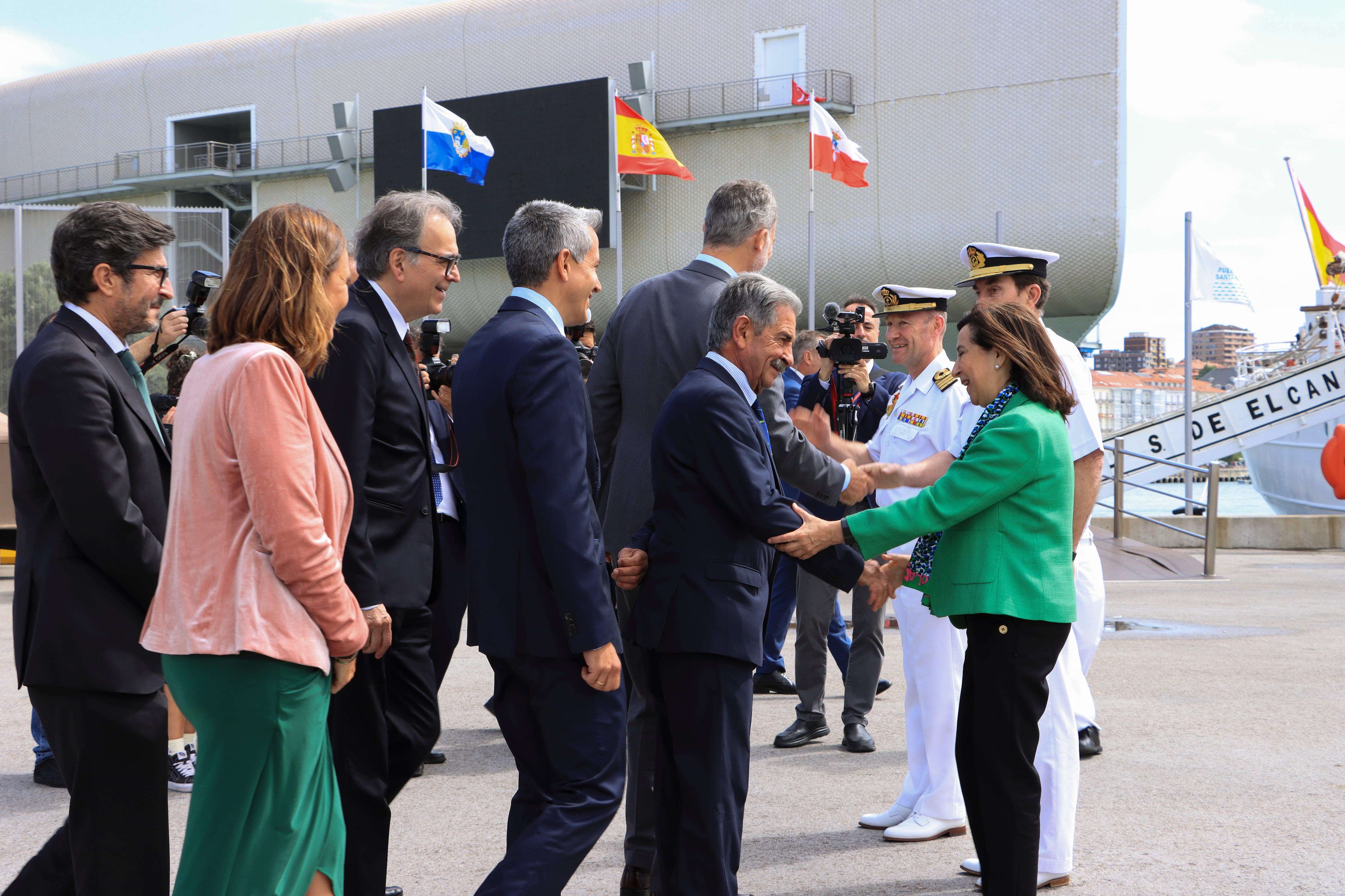 La ministra de Defensa, Margarita Robles visita al buque escuela Juan Sebastián Elcano.