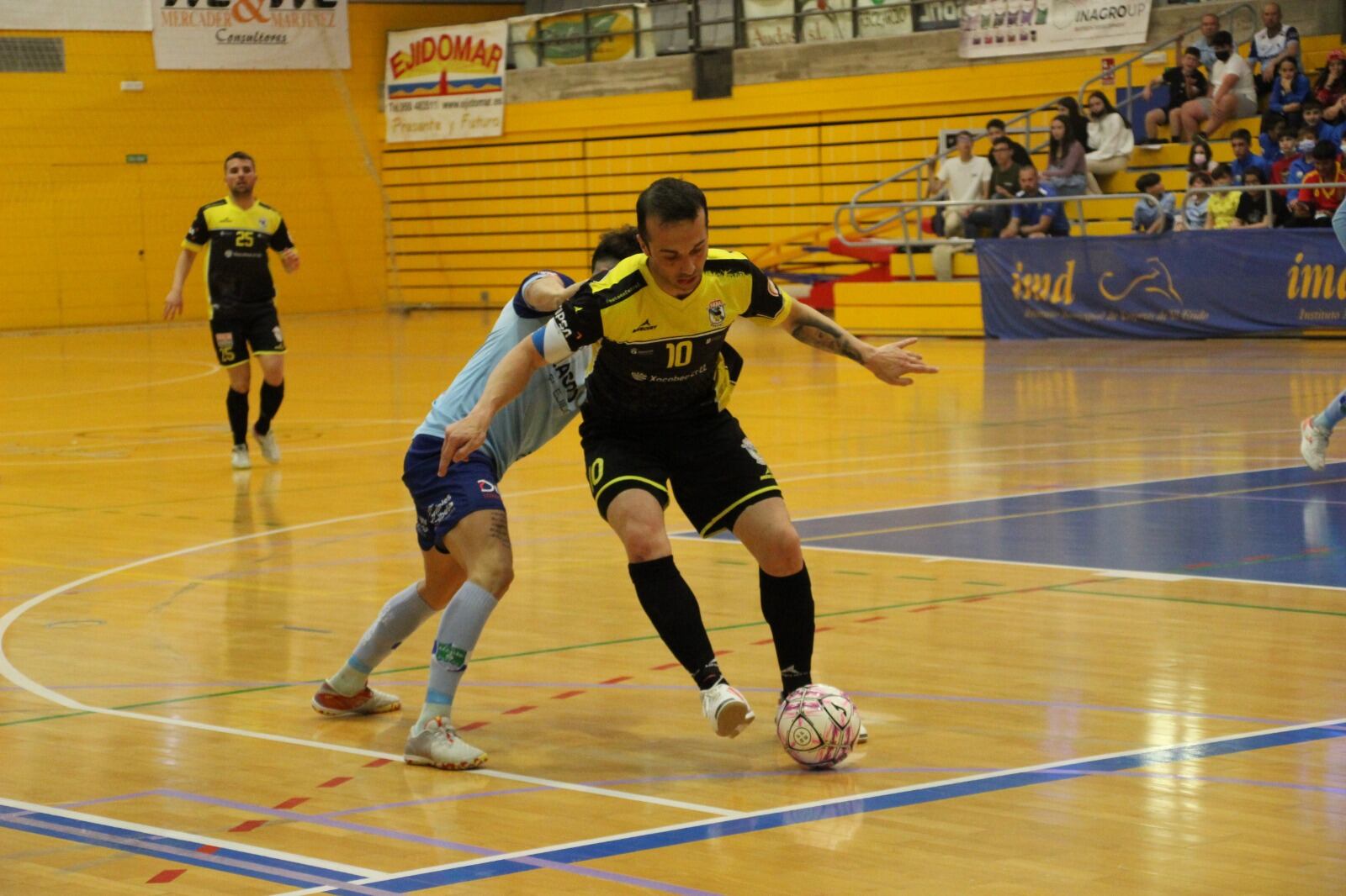 Adri, en una jugada del Inagroup El Ejido Futsal-O Parrulo