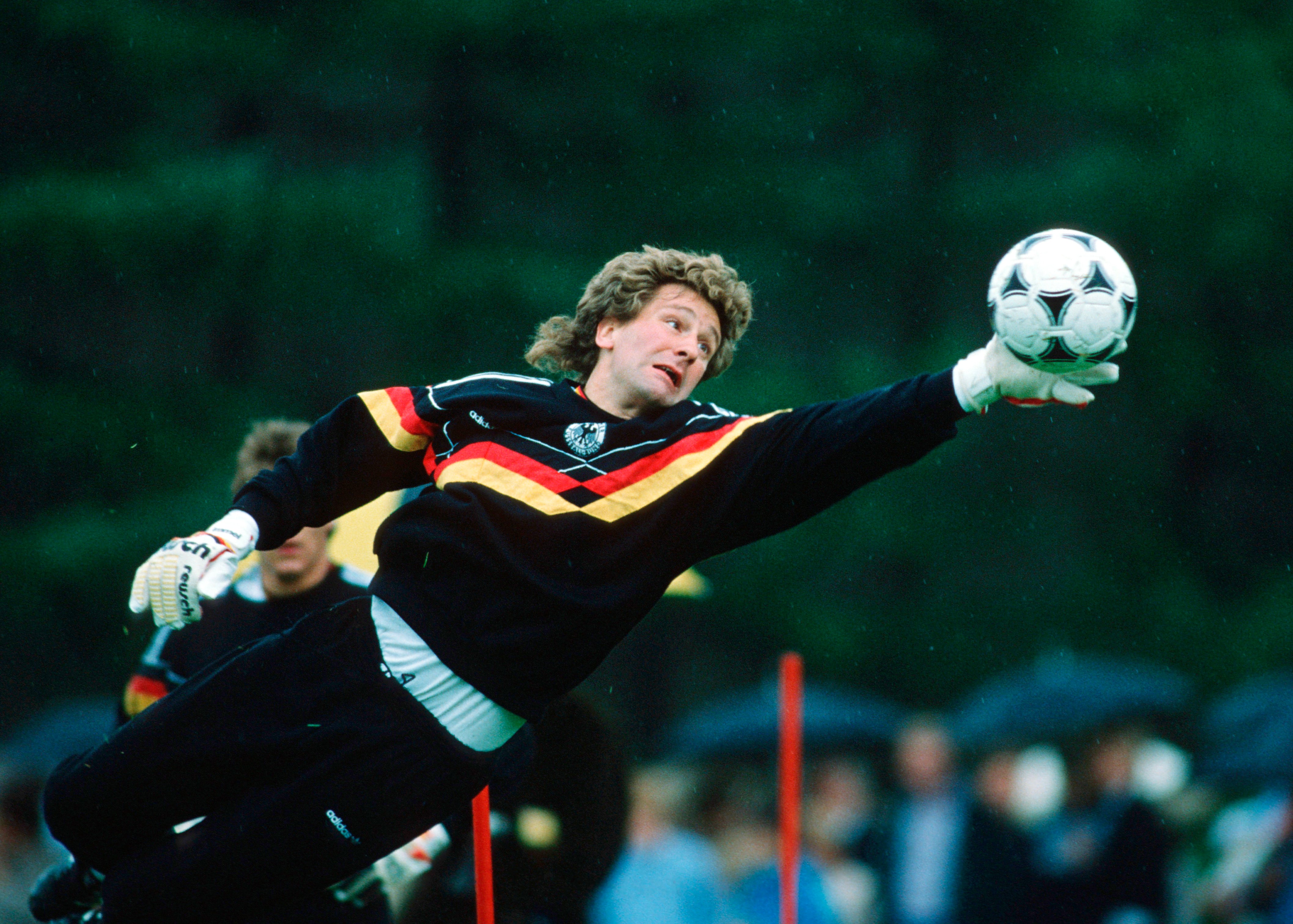 Eike Immel, en una fotografía de archivo, detiene un balón durante un entrenamiento con Alemania en 1988