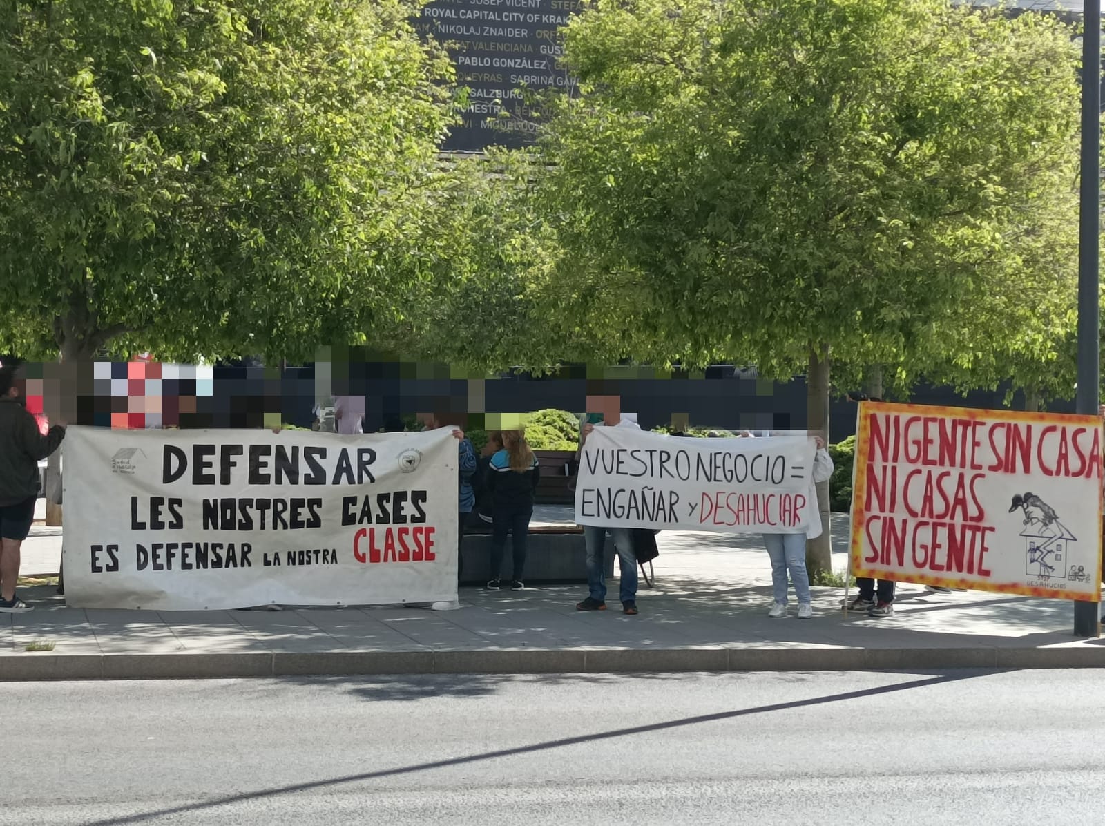 Protesta de afectados por los desahucios de Banco Sabadell protestan durante la celebración de la Junta de Accionistas