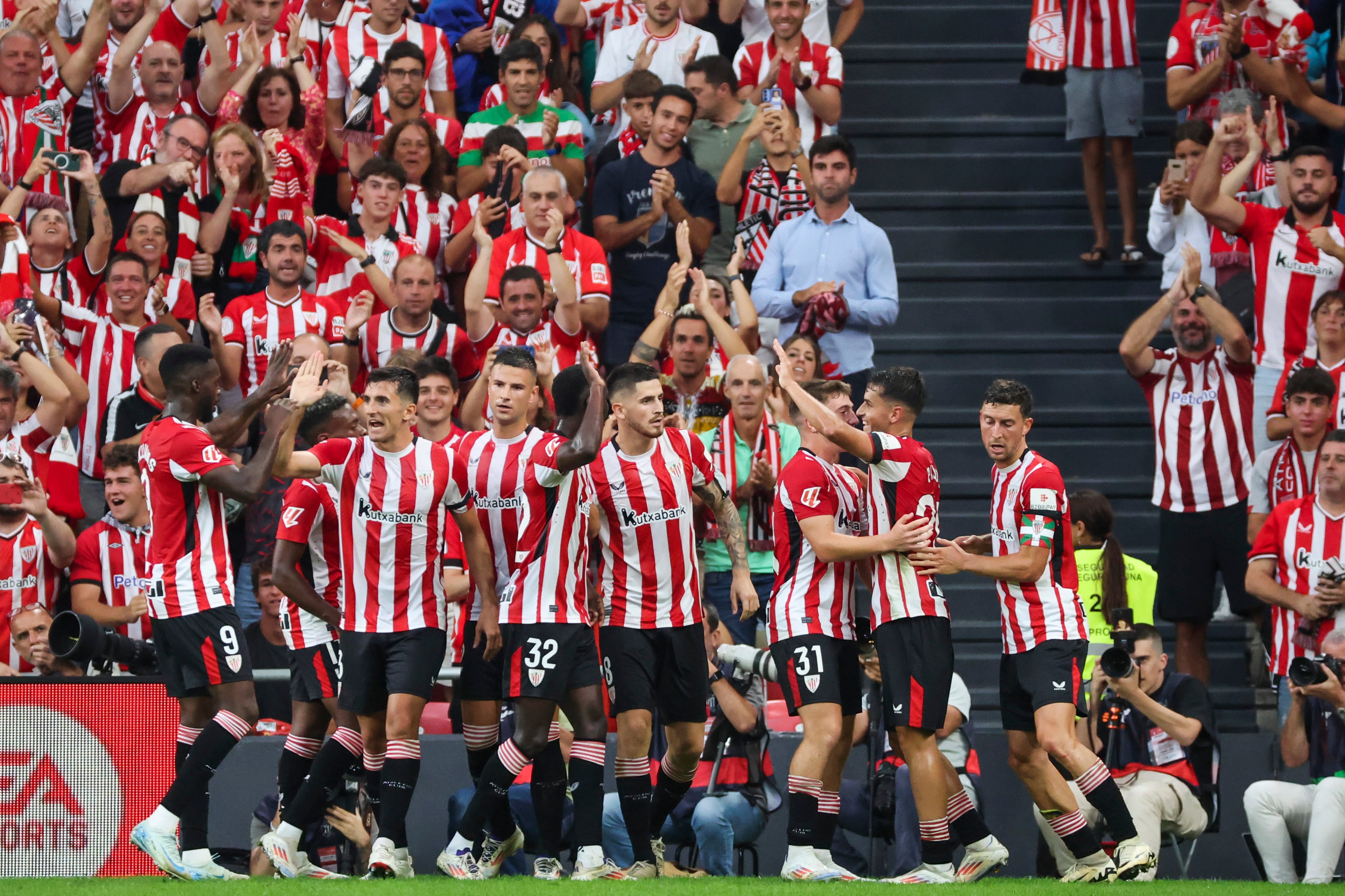 Los jugadores del Athletic celebran su primer gol, obra de Beñat Prados, durante el partido de LaLiga entre el Athletic de Bilbao y el Valencia, este miércoles en el estadio de San Mamés. EFE/ Luis Tejido