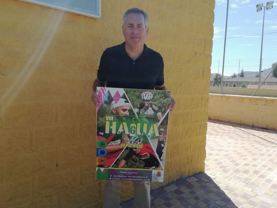 Carlos Mirasol, delegado municipal de Deportes, presenta el cartel oficial de la prueba 